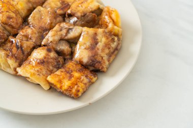 Yumurtalı, muzlu ve çikolatalı kızartma.