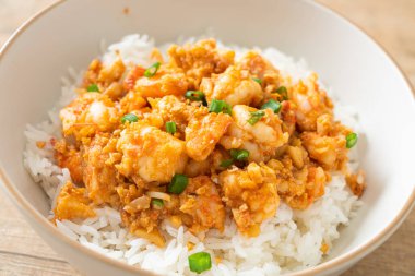 Sarımsaklı karides ve karides lapası.