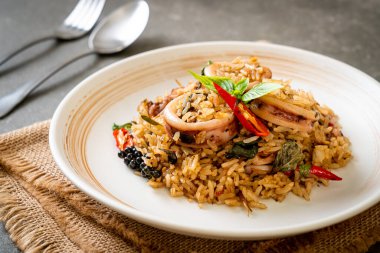 Ev yapımı Basil ve Baharatlı Bitki Kızarmış Pirinç Kalamar veya Ahtapot - Asya yemek tarzı