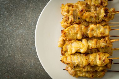 Fıstık soslu domuz eti turşusu salatalık dilimleri ve sirkeli soğan Asya yemeği tarzı.