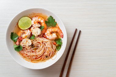 Baharatlı erişte çorbası ve beyaz kasede karides (Tom Yum Kung) - Asya yemeği tarzı