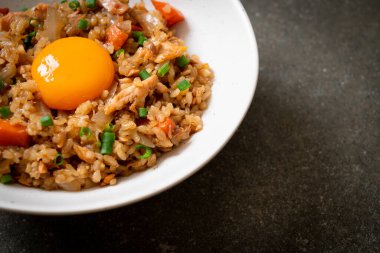 Somon balığı pilavı ve yumurta turşusu. Asya usulü.