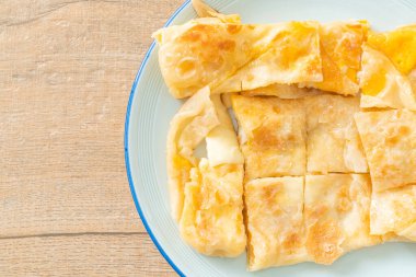 Yumurtalı kızarmış roti ve yoğunlaştırılmış süt.