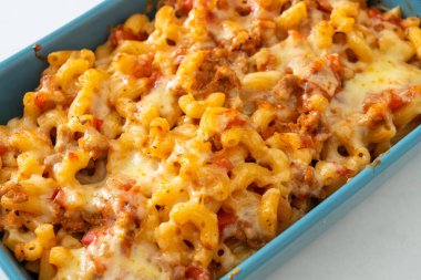 İtalyan usulü peynirli ev yapımı fırında makarna.