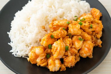 Sarımsaklı kızarmış karides ve pirinçli karides ezmesi.