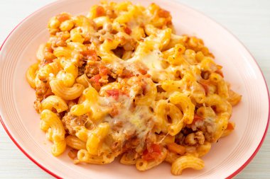 İtalyan usulü peynirli ev yapımı fırında makarna.