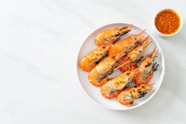 Izgara nehir karidesi ya da karides - deniz ürünleri tarzı
