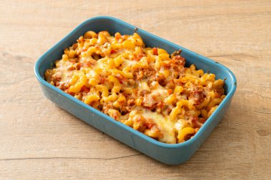 İtalyan usulü peynirli ev yapımı fırında makarna.