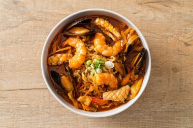 Jjamppong - Kore Deniz Ürünleri Erişte Çorbası - Kore yemek tarzı