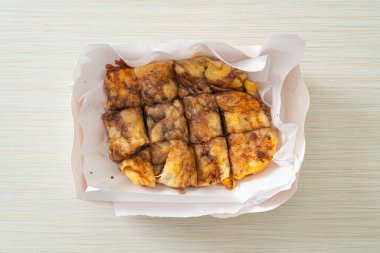 Yumurtalı, muzlu ve çikolatalı kızartma.