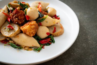 Baharatlı kızarmış balık köftesi ve şifalı otlar.