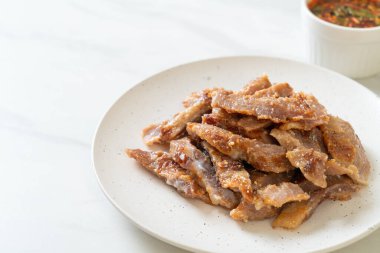 Izgara domuz boynu ya da Tayland baharatlı soslu kömür kaynayan domuz boynu.