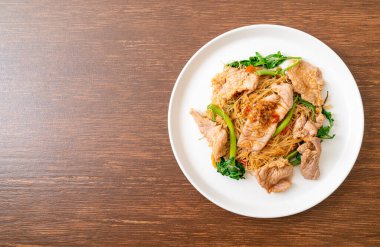 Kızarmış pirinç vermicelli ve domuz etli mimoza Asya usulü.