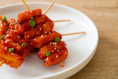 Kore usulü baharatlı soslu kızarmış Kore pirinç keki (Tteokbokki).