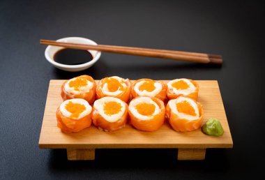 Mayonez ve karides yumurtalı taze somon suşisi. Japon usulü.