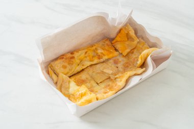 Yumurtalı kızarmış roti ve yoğunlaştırılmış süt.