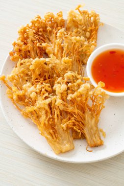 Kızarmış enoki mantarı ya da baharatlı soslu altın iğneli mantar - vejetaryen yemek tarzı.