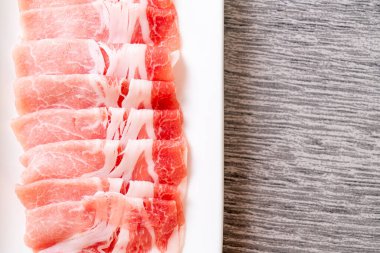 Dilimlenmiş taze domuz filetosu.