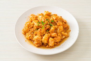 Kızarmış karides, sarımsak ve karides ezmesi.