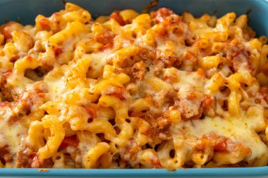 İtalyan usulü peynirli ev yapımı fırında makarna.