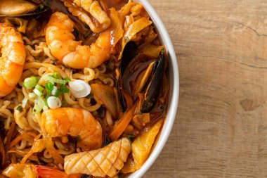 Jjamppong - Kore Deniz Ürünleri Erişte Çorbası - Kore yemek tarzı