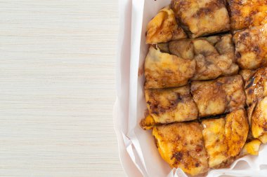 Yumurtalı, muzlu ve çikolatalı kızartma.