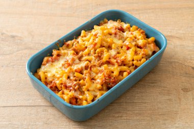 İtalyan usulü peynirli ev yapımı fırında makarna.