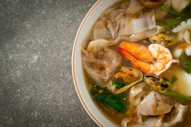 Sos soslu deniz mahsullü geniş pirinç eriştesi, Asya yemeği tarzı.