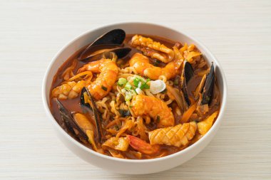 Jjamppong - Kore Deniz Ürünleri Erişte Çorbası - Kore yemek tarzı