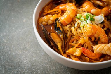 Jjamppong - Kore Deniz Ürünleri Erişte Çorbası - Kore yemek tarzı