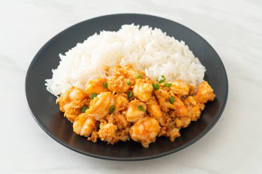 Sarımsaklı kızarmış karides ve pirinçli karides ezmesi.