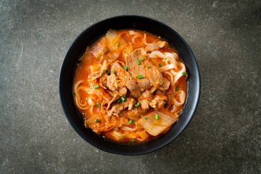 Kore udon eriştesi ve kimchi çorbası, Asya usulü.