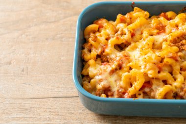 İtalyan usulü peynirli ev yapımı fırında makarna.