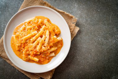 rigatoni penne makarna kremalı domates veya pembe sos