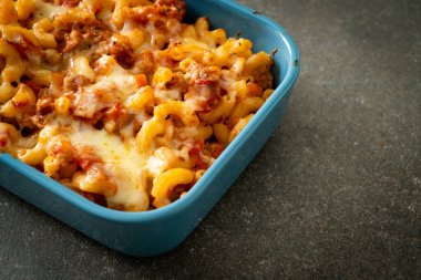 İtalyan usulü peynirli ev yapımı fırında makarna.