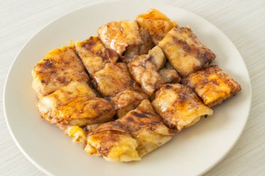 Yumurtalı, muzlu ve çikolatalı kızartma.