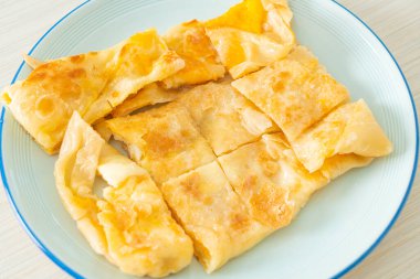 Yumurtalı kızarmış roti ve yoğunlaştırılmış süt.