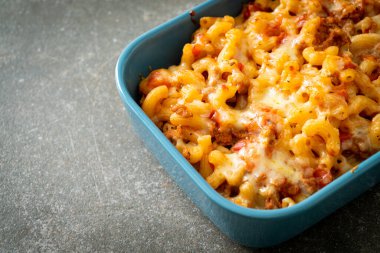 İtalyan usulü peynirli ev yapımı fırında makarna.