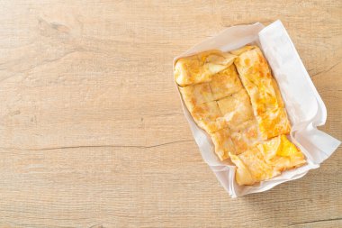 Yumurtalı kızarmış roti ve yoğunlaştırılmış süt.