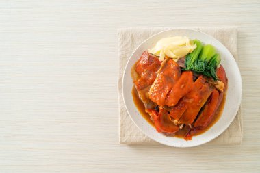 Pekin ördeği ya da ızgara kırmızı soslu kızarmış ördek Çin yemeği tarzı.