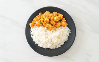 Sarımsaklı kızarmış karides ve pirinçli karides ezmesi.