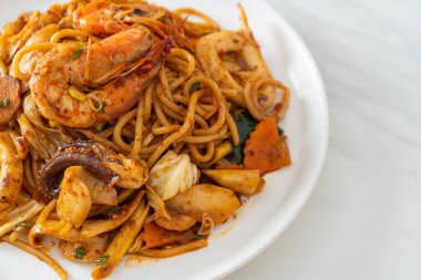 Karıştırılmış Tom Yum deniz ürünleri kurutulmuş spagetti - Füzyon gıda tarzı
