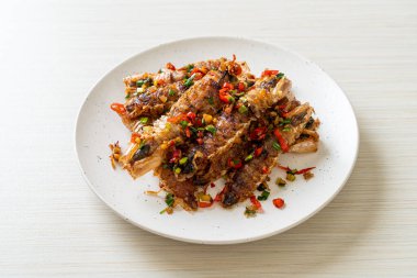 Kızarmış Mantid Karidesi ya da Acılı ve Tuzlu Kerevit Deniz Ürünleri Stili