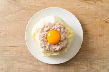 Ev yapımı lahana doldurulmuş kıyma ve yumurta sarısı.