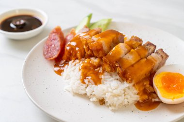 Pirinçli çıtır domuz eti ve barbekü sosu.