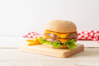 Domuz burger veya peynirli domuz burger ve patates kızartması.