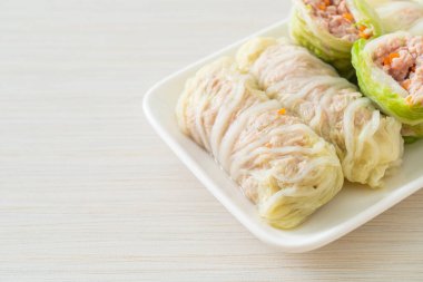 Çin lahanasına sarılı ev yapımı kıymalı domuz eti ya da haşlanmış lahana.