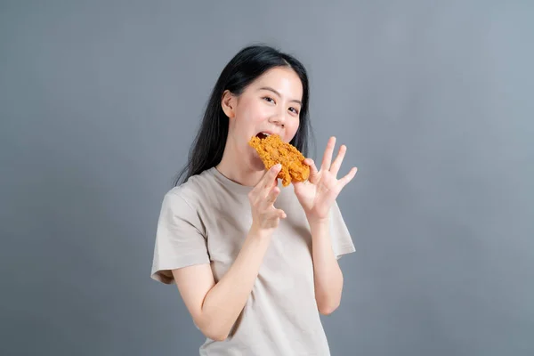 Genç Asyalı Kadın Mutlu Yüzlü Tişört Giyiyor Gri Arka Planda — Stok fotoğraf