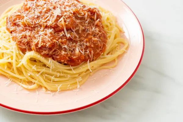 Espaguetis Boloñés Cerdo Con Queso Parmesano Estilo Comida Italiana —  Fotos de Stock