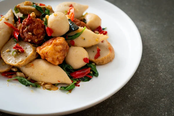 Baharatlı kızarmış balık köftesi ve şifalı otlar.